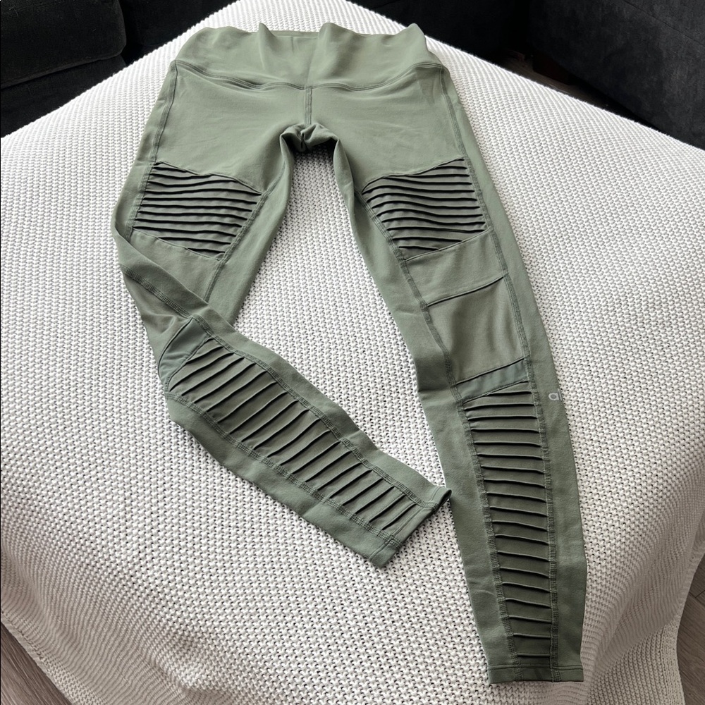 ALO Yoga Sage Green Women's Leggings - Picture 3 of 12